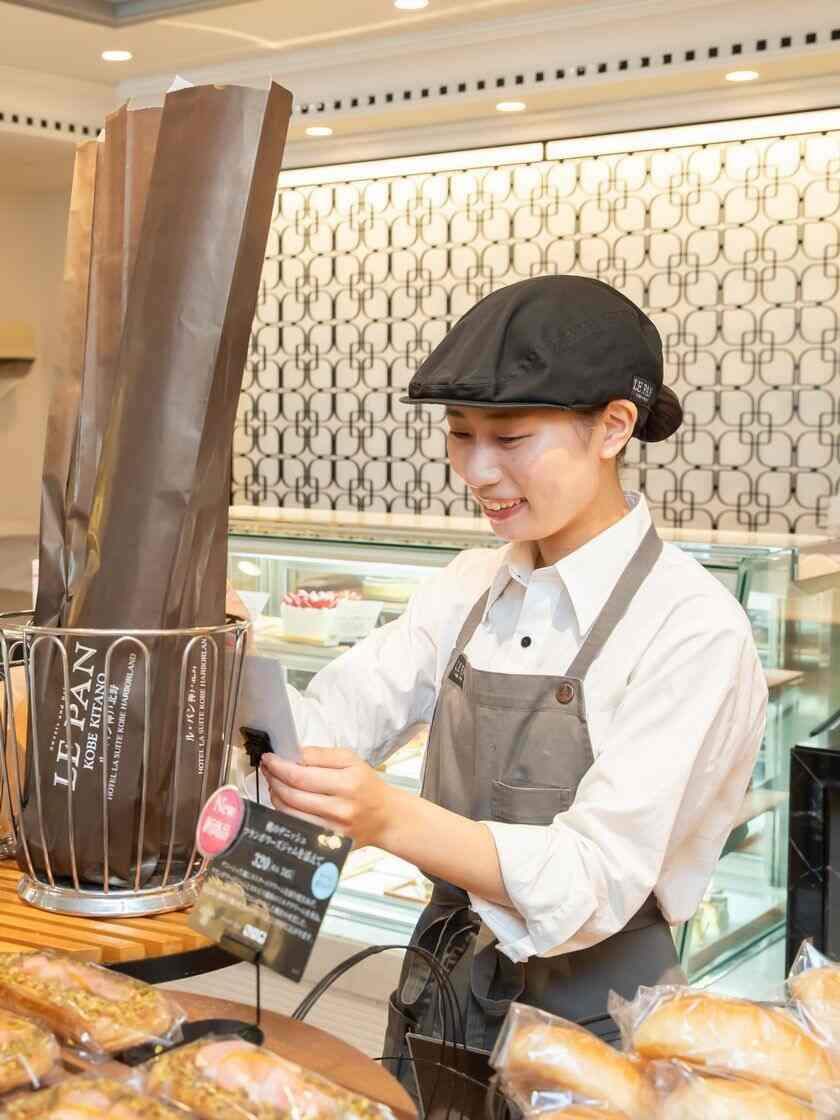 スイーツ&ベーカリール・パン神戸北野 関西国際空港店の制服3