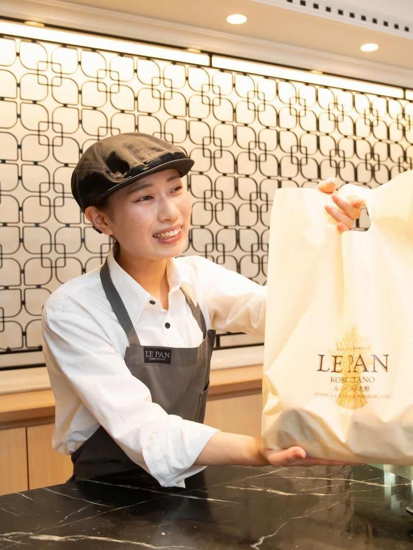 スイーツ&ベーカリール・パン神戸北野 関西国際空港店の制服2