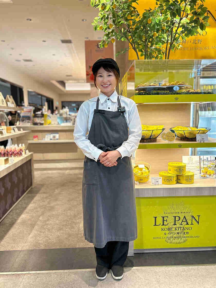 スイーツ&ベーカリール・パン神戸北野 関西国際空港店の制服2