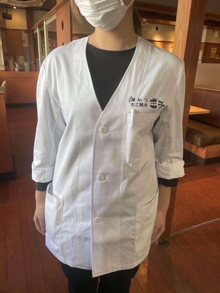 串かつおうじ なんば千日前店の制服3