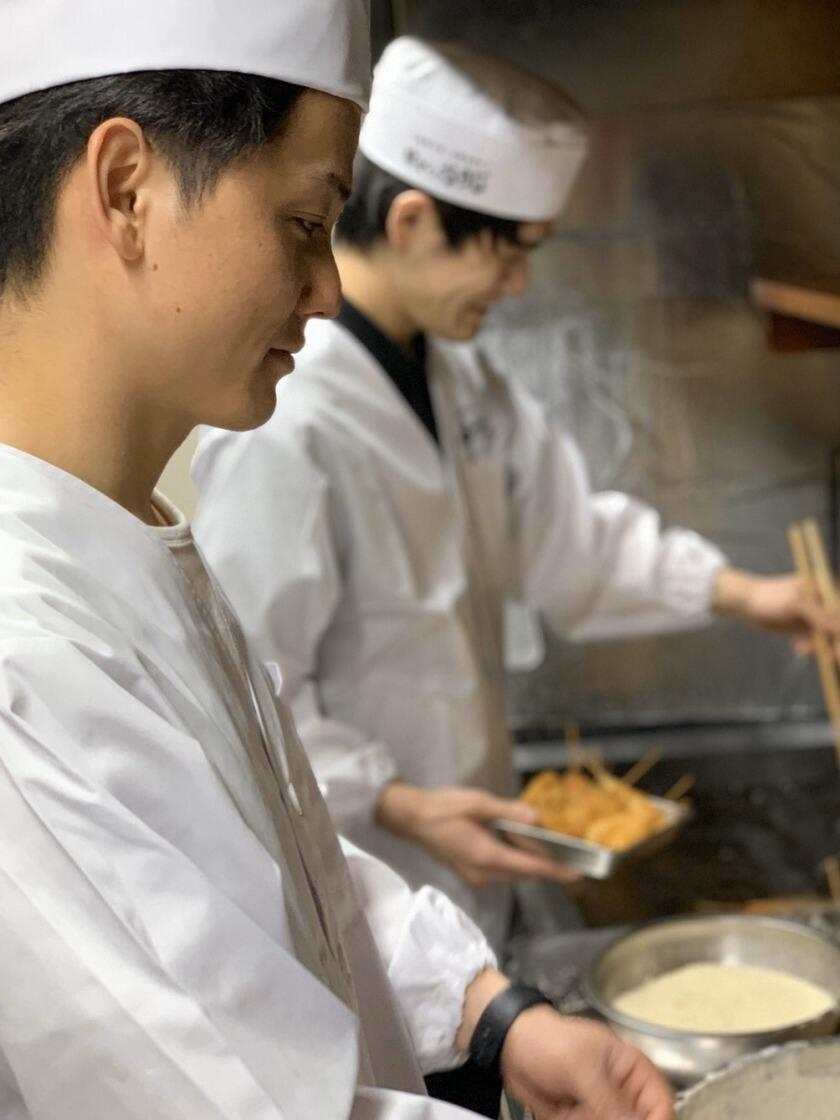 串かつおうじ なんば千日前店の制服1