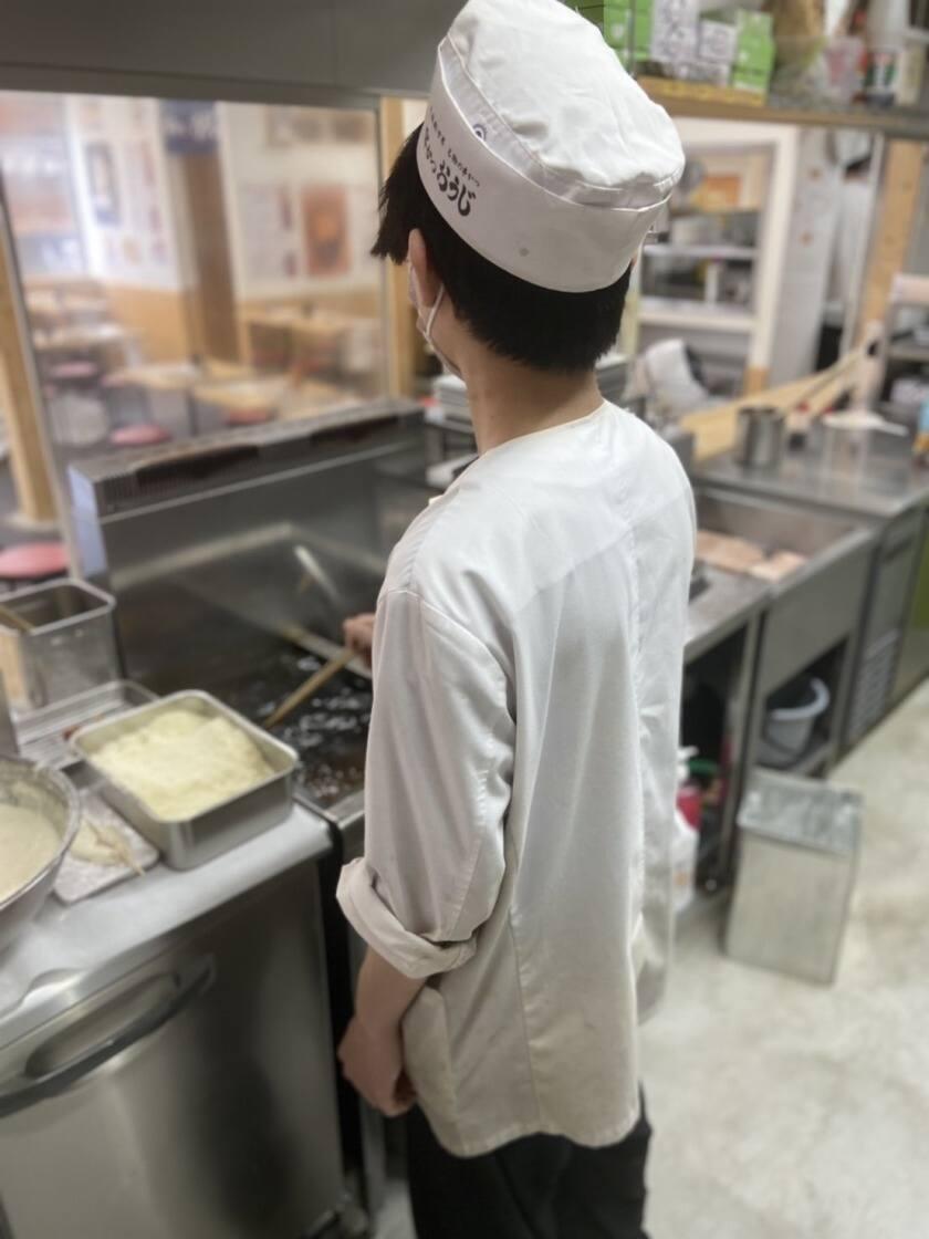 串かつおうじ なんば千日前店の制服2