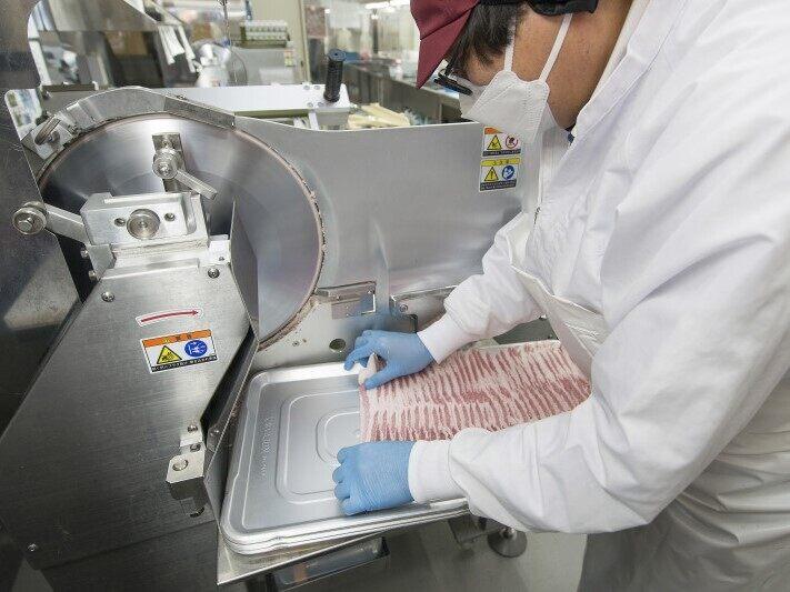 2105_ゴダイドラッグ峰山新町店(精肉)の仕事画像3