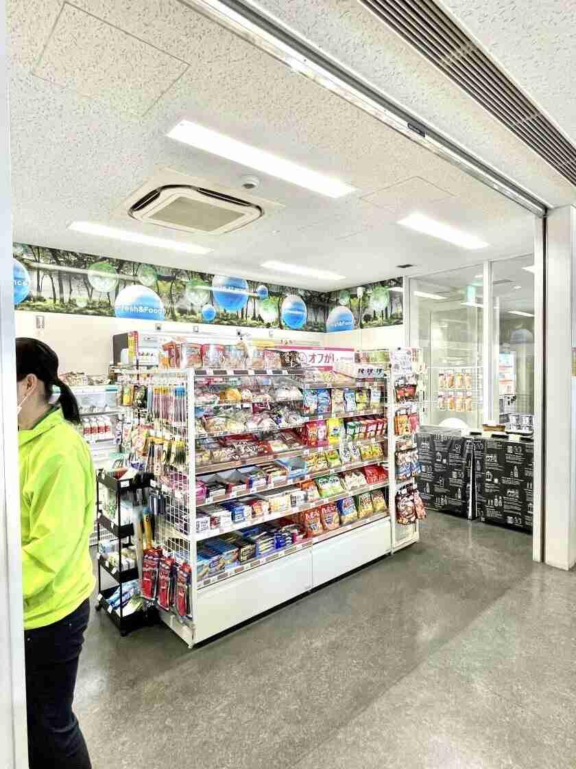株式会社シャイントラストの制服7