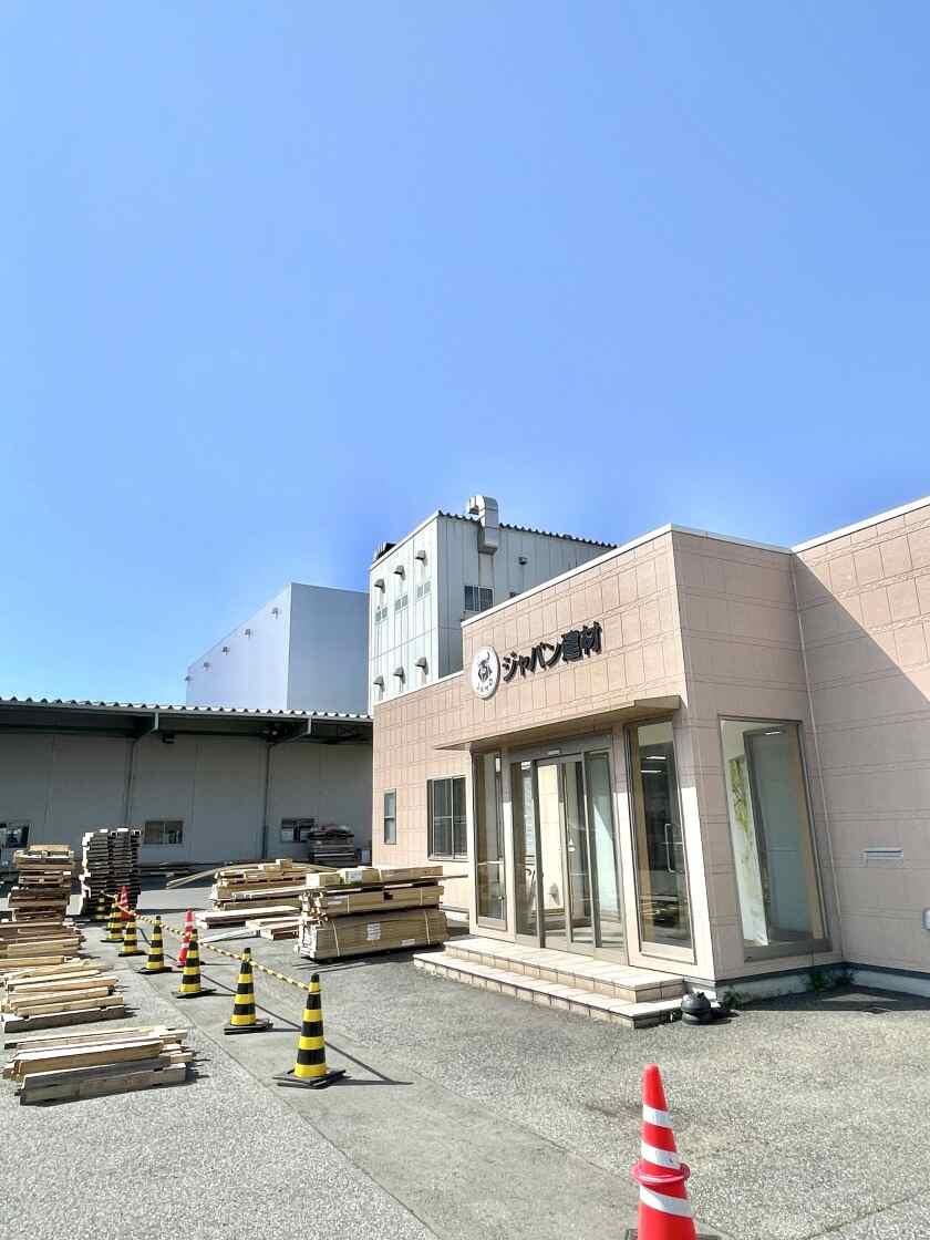 ジャパン建材株式会社の制服1