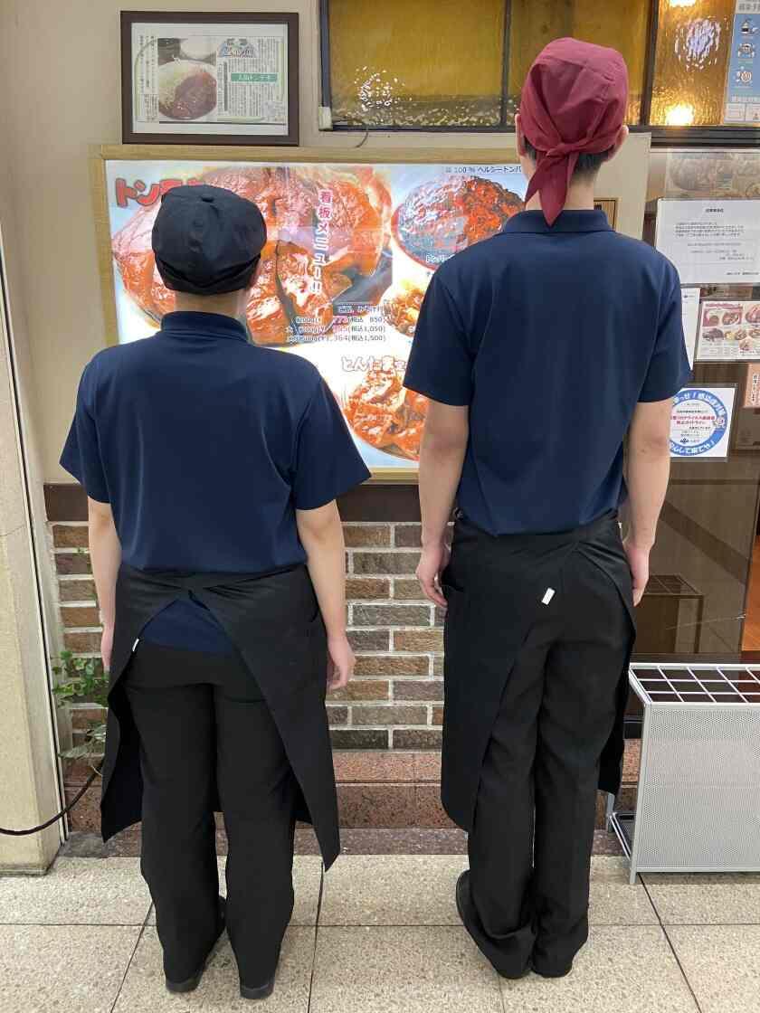 大阪トンテキ 大阪駅前第2ビル店の制服2
