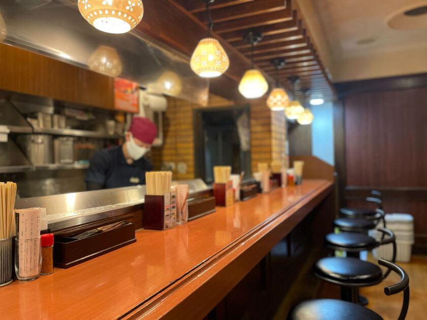 大阪トンテキ 大阪駅前第3ビル店の制服3