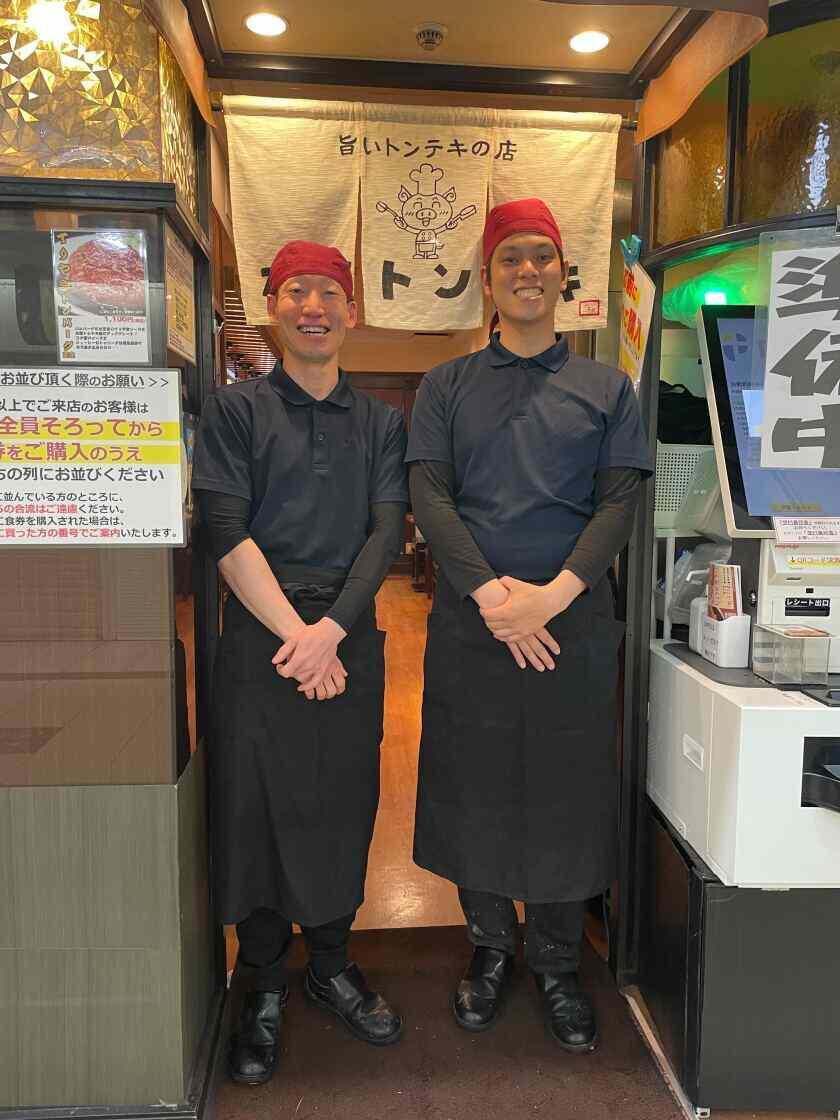 大阪トンテキ 大阪駅前第3ビル店の制服1