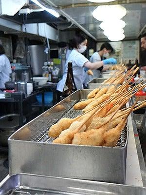 串かつ 松葉 新大阪店 応募受付先の制服3