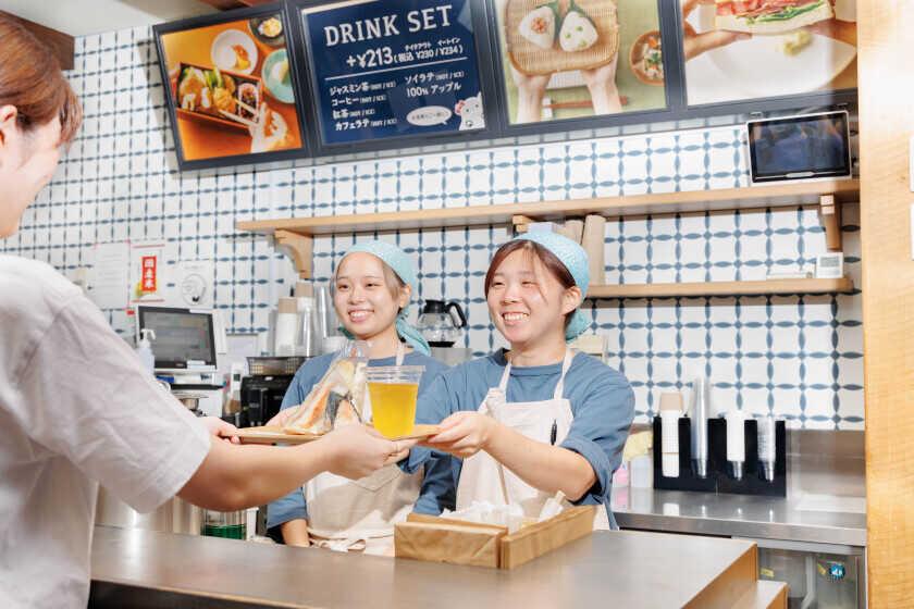 おむすび×サンドイッチ×スープが楽しめるカフェ カヤバヤ 横浜ランドマーク店の制服2