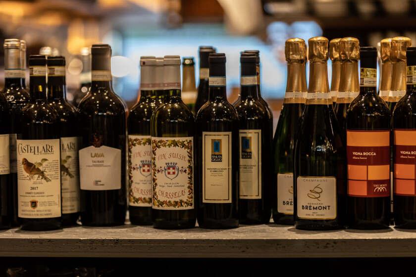 酒肴日和アテニヨル 日比谷OKUROJIの制服1