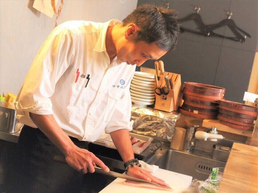 酒肴日和アテニヨル 東京駅八重洲店の制服2