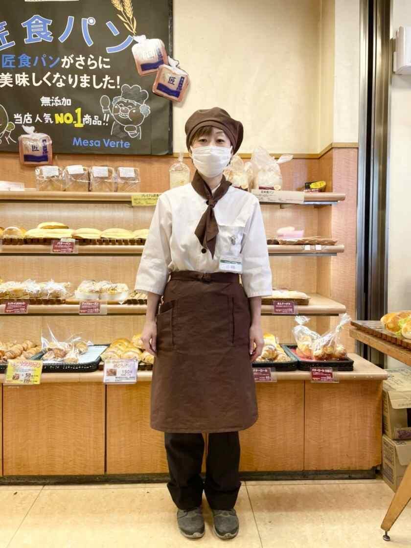 焼き立てパンとデザートのお店 メサベルテ富田店の制服1