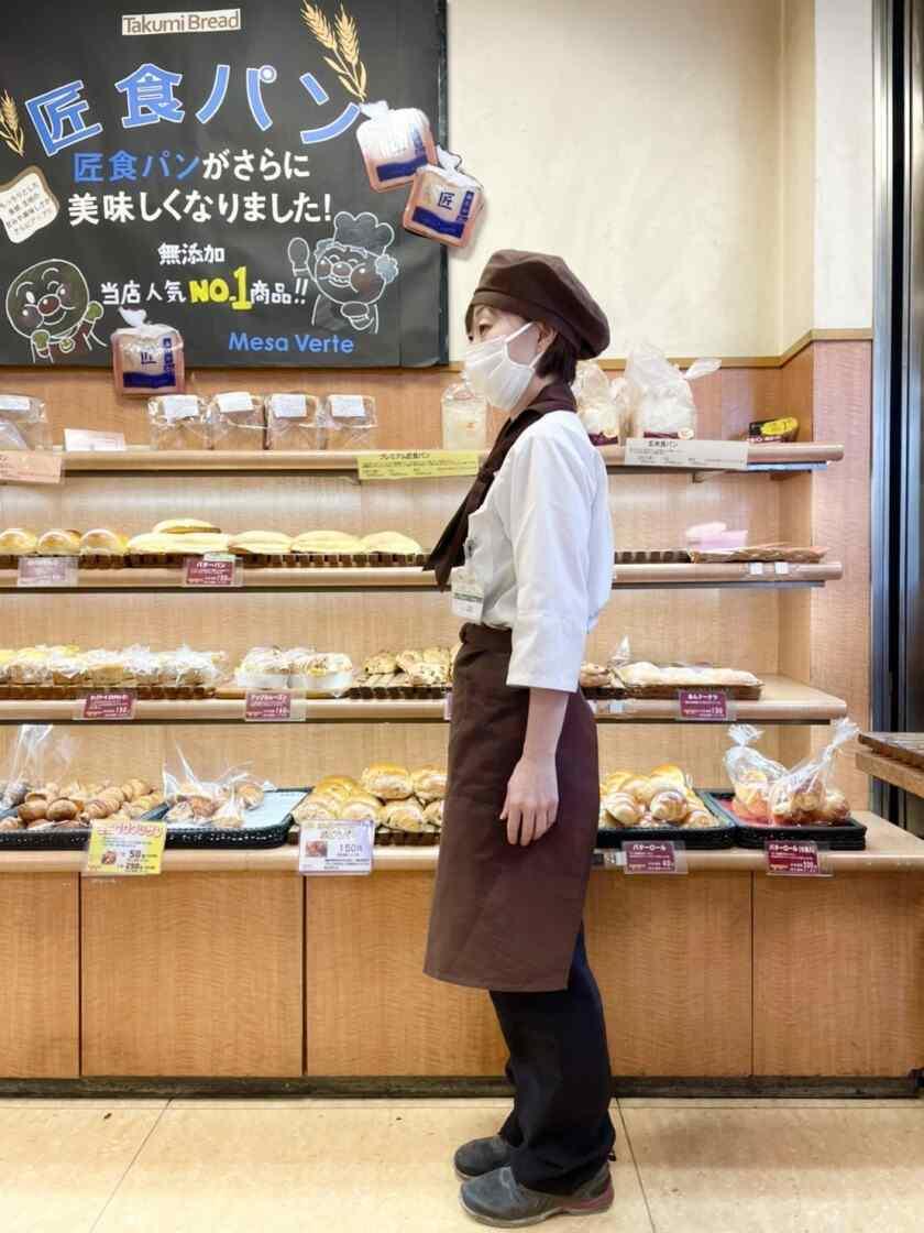 焼き立てパンとデザートのお店 メサベルテ富田店の制服2