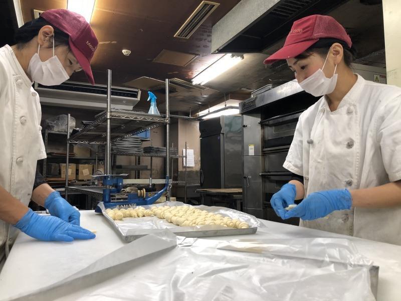 焼き立てパンとデザートのお店 メサベルテ長岡京店の仕事画像1