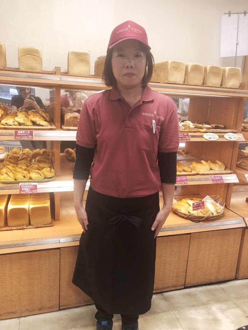 焼き立てパンとデザートのお店 メサベルテ 茨木店の制服1