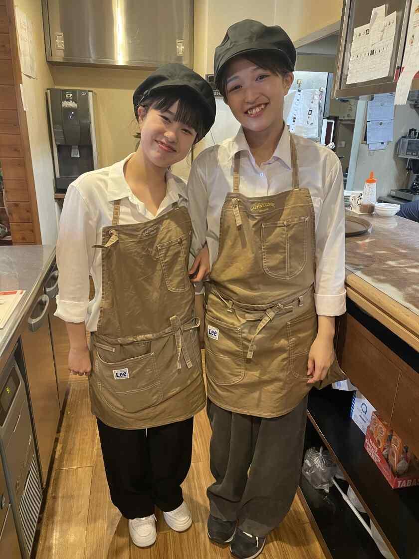 ダフネ珈琲館 烏森店の制服1