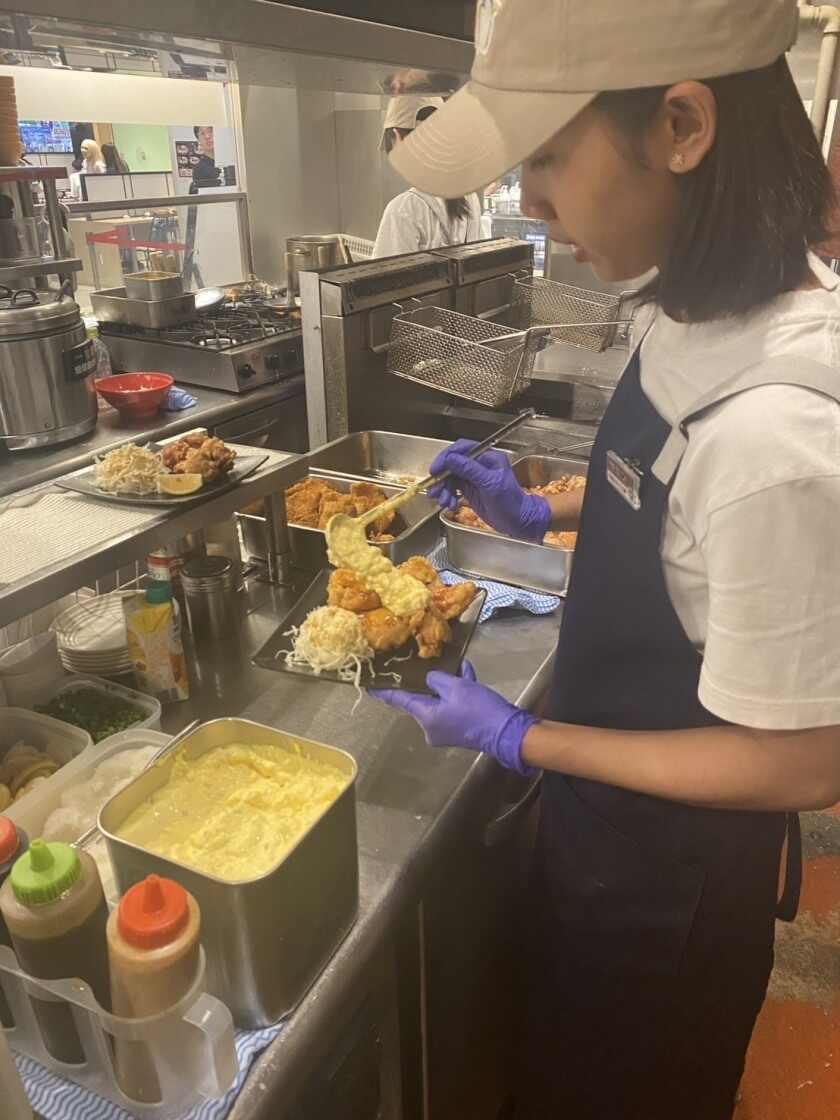 親子丼 TORIKAI EXPRESS ダイバーシティ東京店の制服2