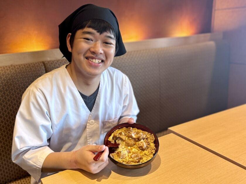 鳥開総本家 栄ラシック店の制服2