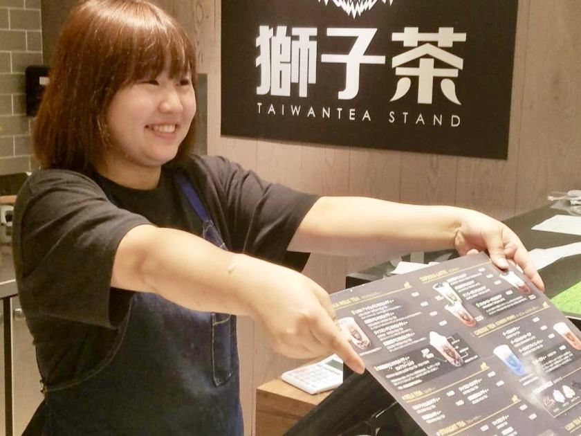 LION TEA 獅子茶 イオンモール幕張新都心店の制服3