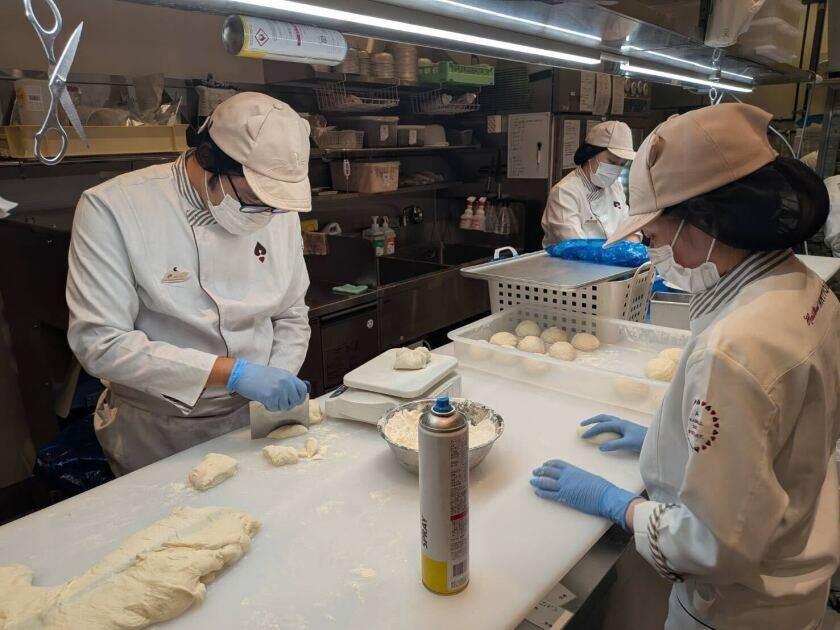 ハートブレッドアンティーク イオンモール福岡店の制服2