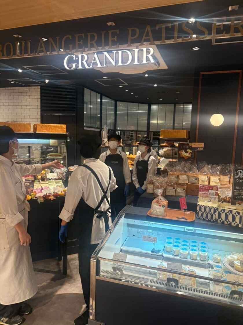 GRANDIR西新店の制服1