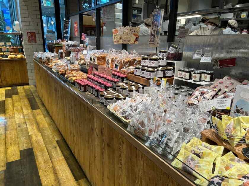 HEART BREAD ANTIQUE 博多マルイ店の制服3