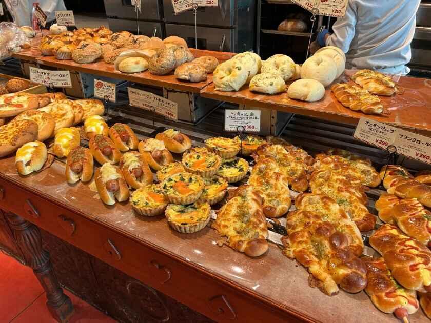 HEART BREAD ANTIQUE 福岡天神店の制服6
