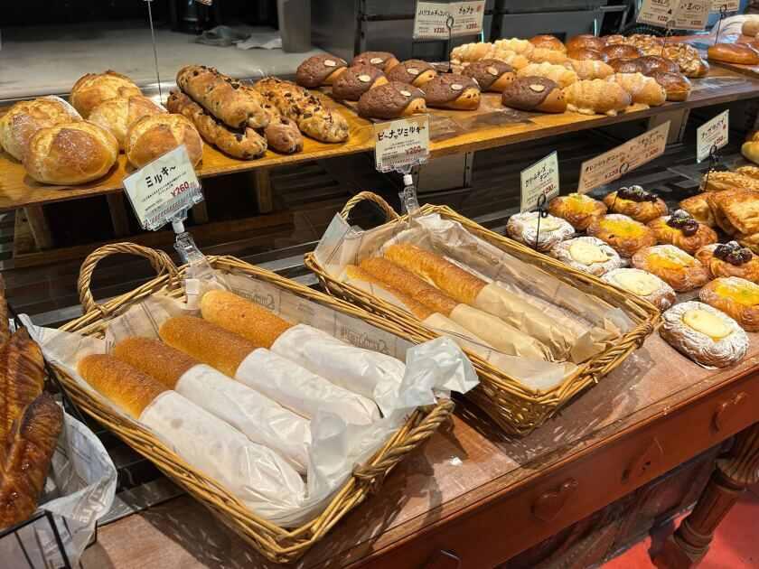 HEART BREAD ANTIQUE 福岡天神店の制服7