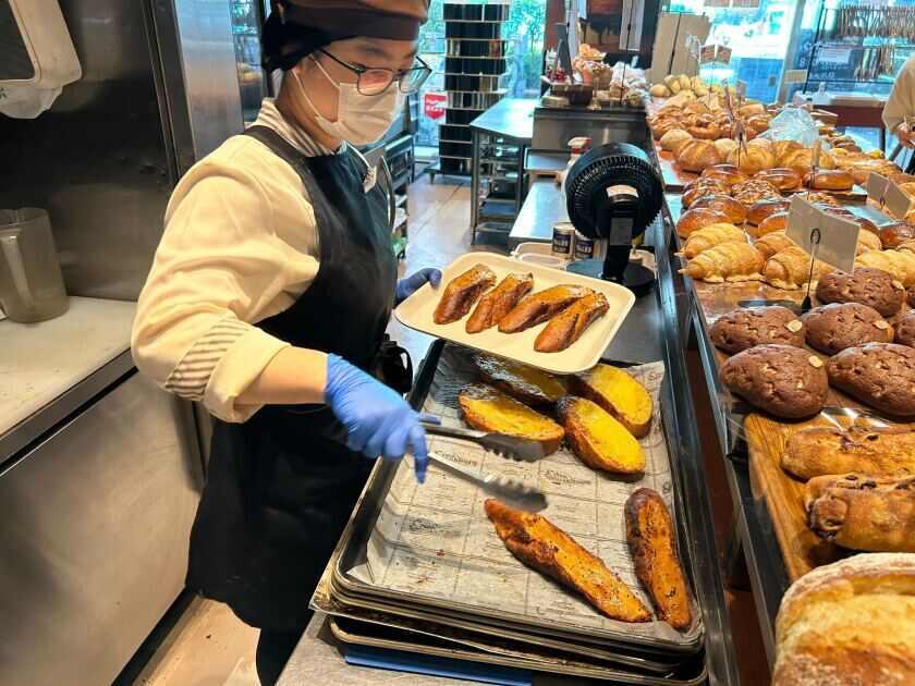 HEART BREAD ANTIQUE 福岡天神店の制服2
