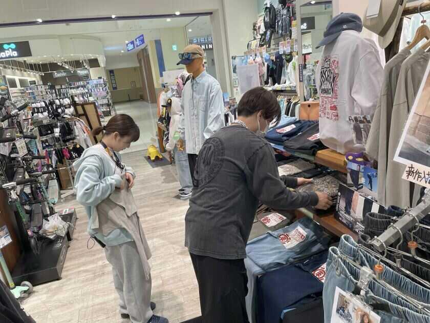 ムラサキスポーツ アリオ北砂店の制服2