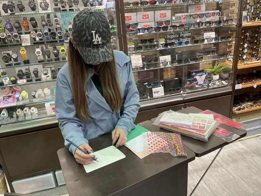 ムラサキスポーツ アリオ北砂店の制服1