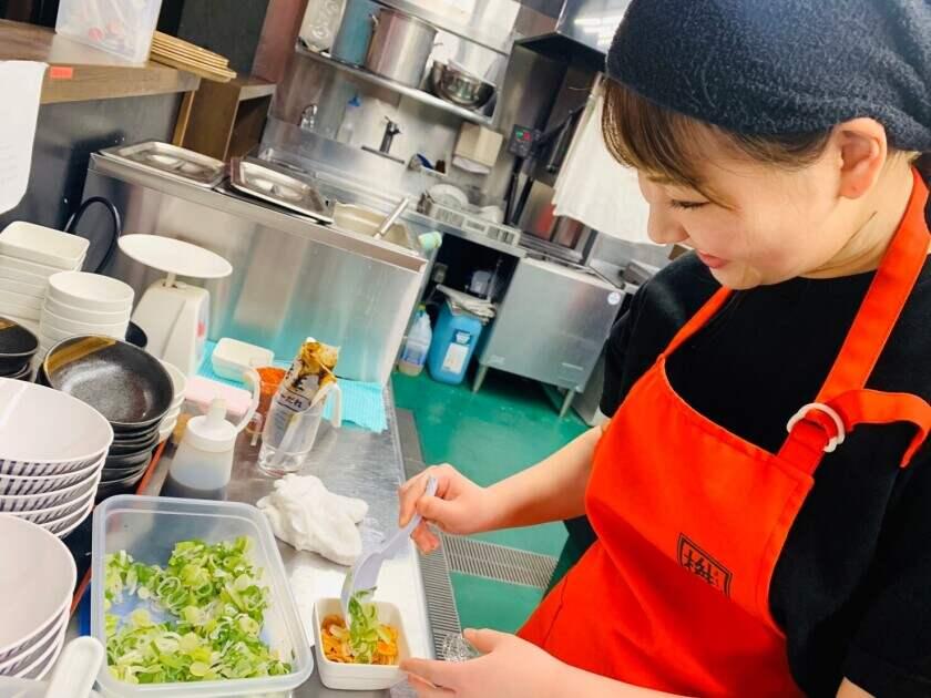 辛麺屋桝元 香椎店の制服4
