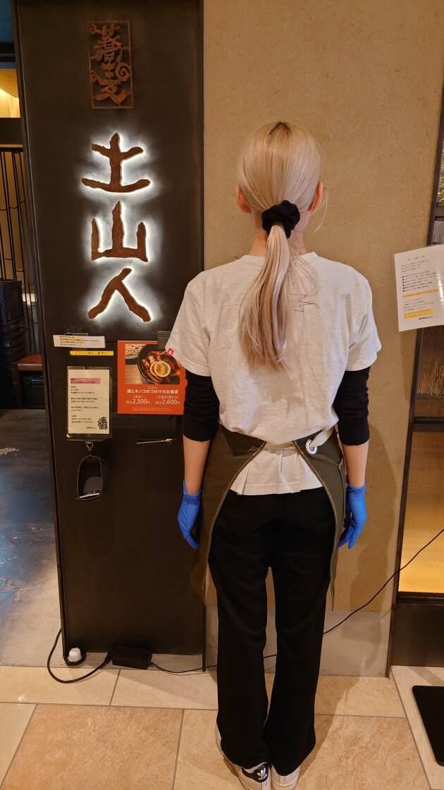 土山人(どさんじん) 阪神梅田店の制服2