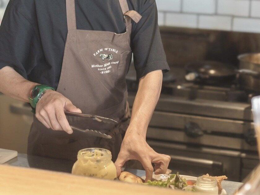 Mother Moon Cafe* 加古川店の制服1