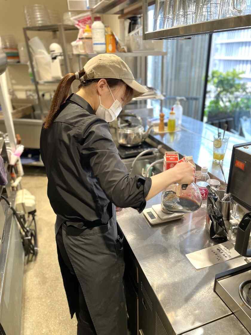 Mother Moon Cafe* 三宮本店の制服2