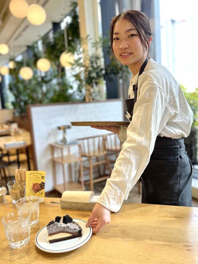 Mother Moon Cafe* 天保山店の制服2