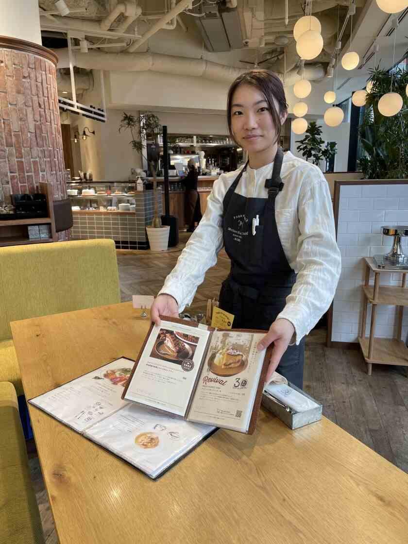 Mother Moon Cafe* 天保山店の制服1