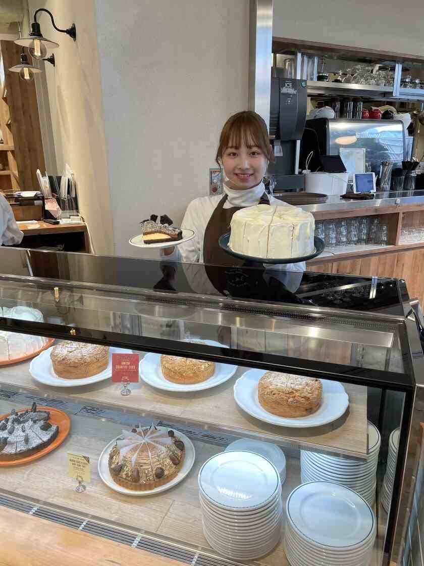 Mother Moon Cafe* 天保山店の制服3