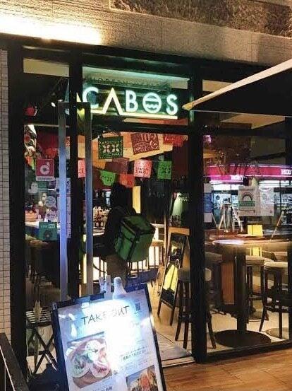 CIELITO LINDO BAR AND GRILの制服9