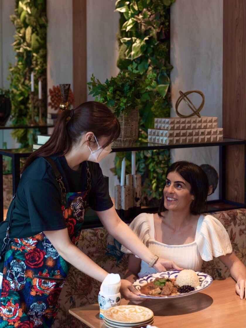 CIELITO LINDO BAR AND GRILの制服4