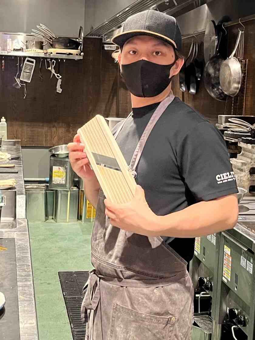 CIELITO LINDO BAR AND GRILの制服3