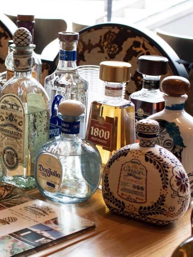 CIELITO LINDO BAR AND GRILの制服8