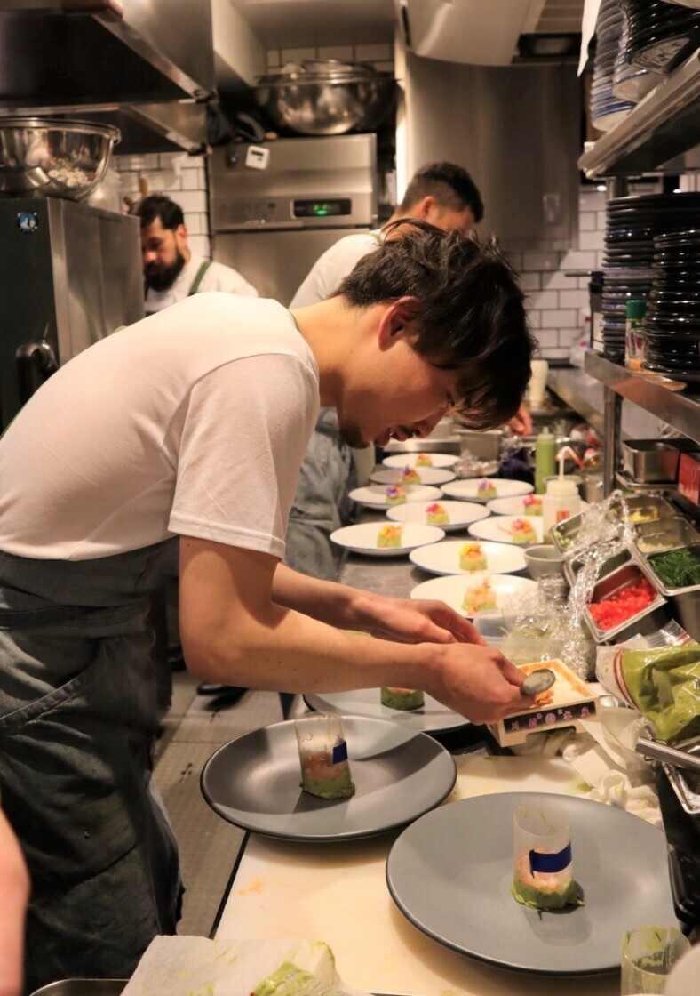 CIELITO LINDO BAR AND GRILの制服6