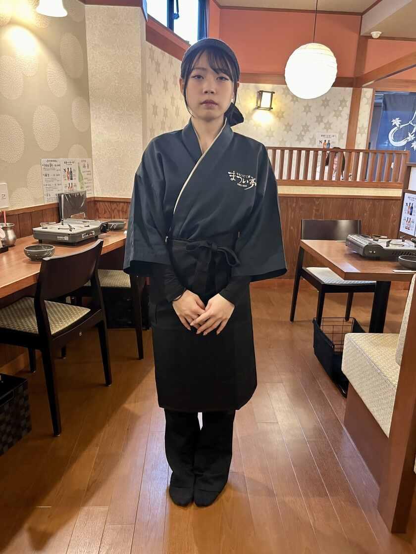 牛もつどて鍋 まつい亭の制服3