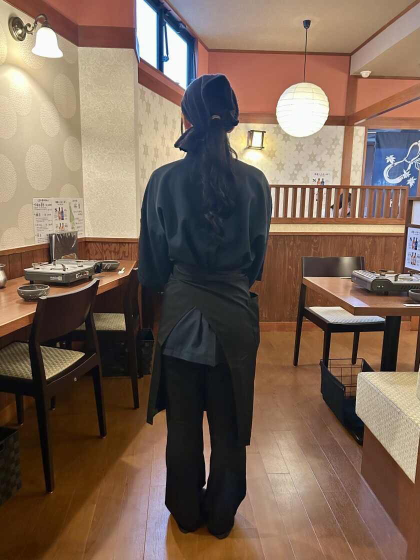 牛もつどて鍋 まつい亭の制服4