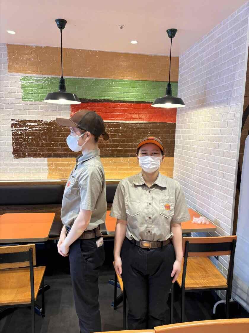 バーガーキング イオンタウン楽々園店の制服1