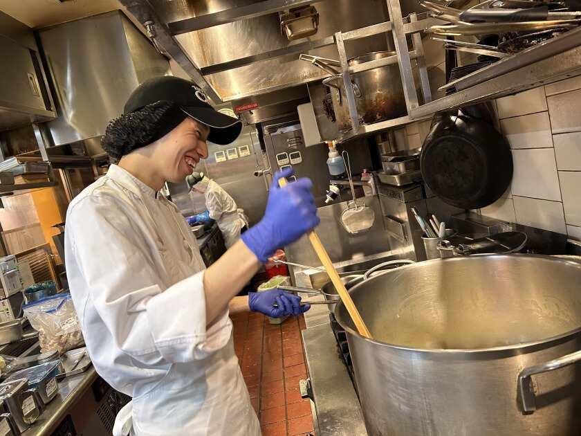 グリルキャピタル東洋亭ポルタ店の制服8
