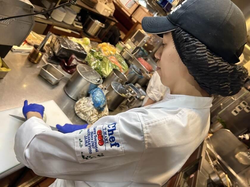 グリルキャピタル東洋亭ポルタ店の制服9