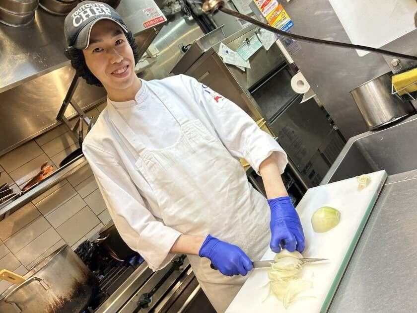 グリルキャピタル東洋亭ポルタ店の制服4